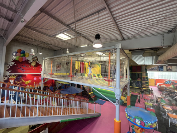 Le parcours acro games suspendu dans les filets