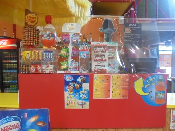 Le comptoir du bar, avec confiseries et boissons