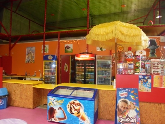 Le bar et son parasol, avec boissons fraîches et glaces