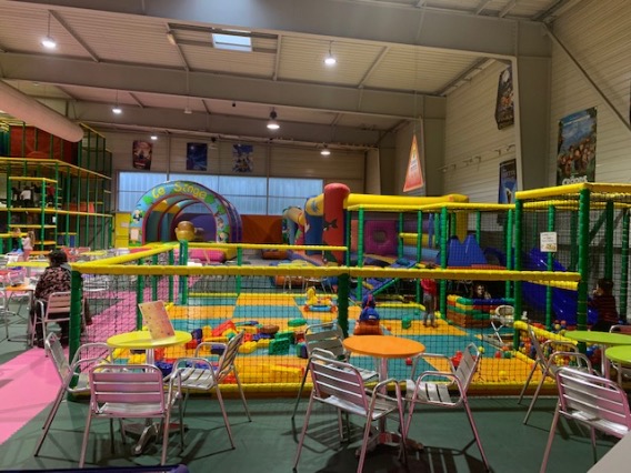 L'espace clôturé des moins de 4 ans, avec formes en mousse et piscine à balles