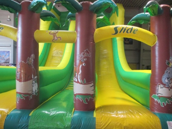 Un toboggan gonflable sur le thème de la jungle