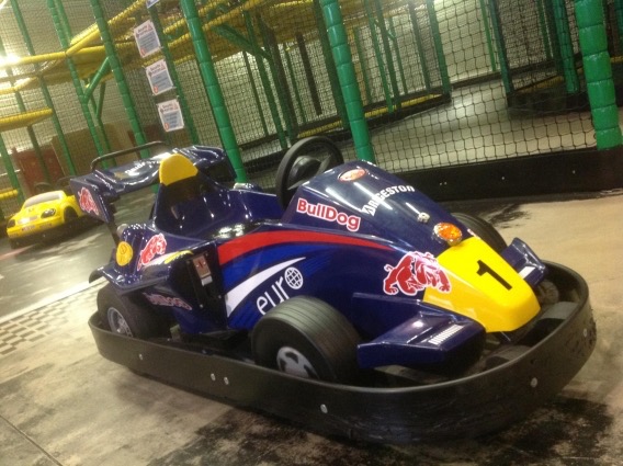 Un kart de course sur la piste de Jumpi