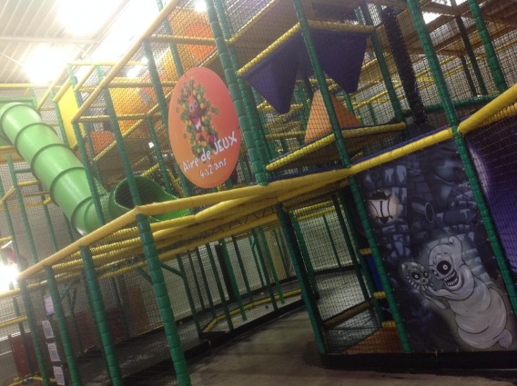 Le labyrinthe des 4 à 12 ans et son toboggan tube