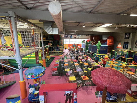 La salle vue en hauteur, du parcours en filets aux tables